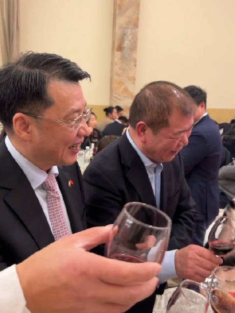 跟中国驻意大利米兰总领事刘侃碰个杯……