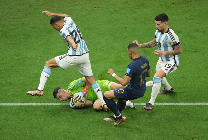 资料图：阿根廷队守门员马丁内斯（下）在比赛中扑救。新华社记者 潘昱龙 摄