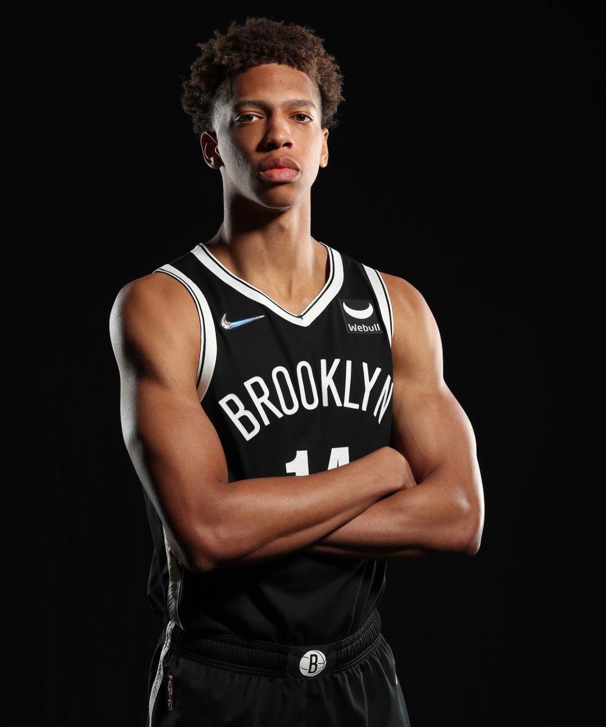 篮网轻取黄蜂迎来三连胜布里奇斯高效22分替补群集体爆发