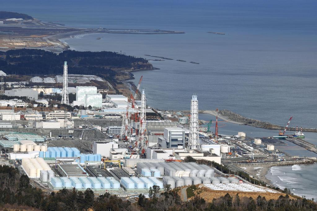  这是2021年1月8日拍摄的日本福岛第一核电站和核污水储水罐。新华社/共同社