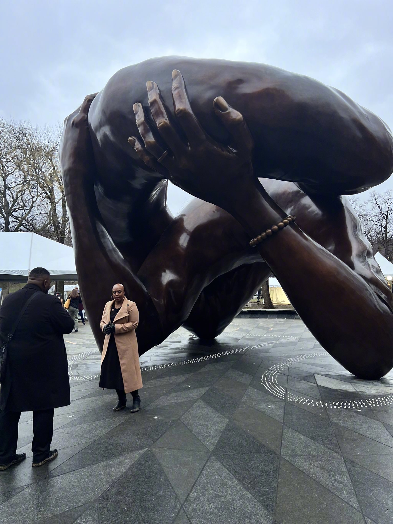 这几天波士顿揭幕了纪念马丁路德金的巨型雕像《拥抱》