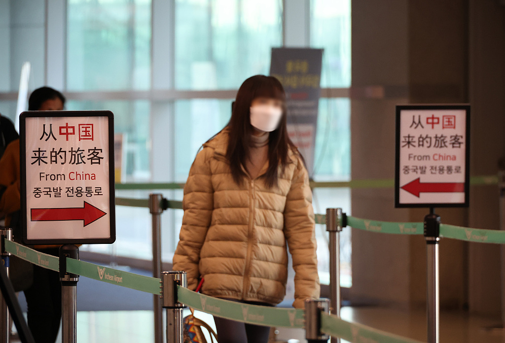 当地时间2023年1月6日,韩国仁川国际机场,韩国对来自中国的旅客设置中国入境旅客专用通道。视觉中国 图