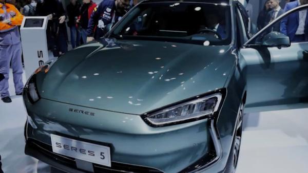 第100届比利时布鲁塞尔车展举行，中国车企携高端车型亮相