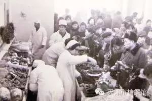 80年代,河东蔬菜门市部里,人们在凭本买菜