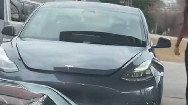 又有小姐姐开着特斯拉来加油了？