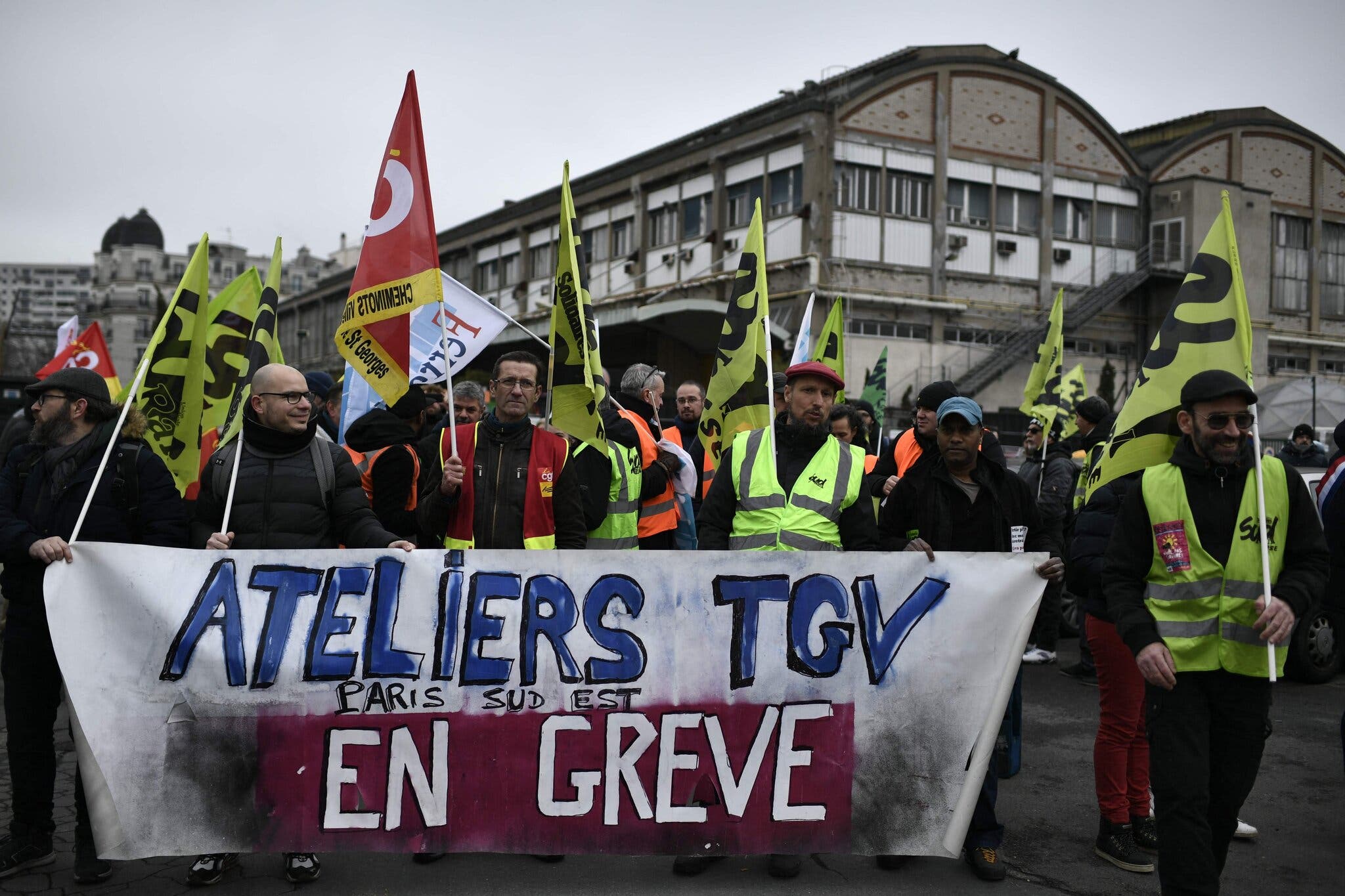 法国工会昨日发动第三轮大罢工抗议延迟退休，超75万人参与__财经头条