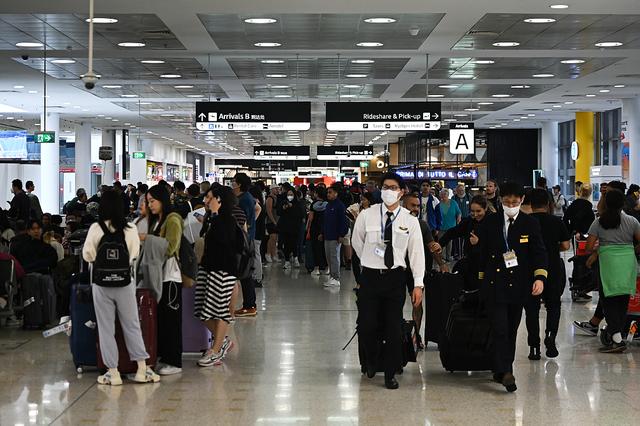 当地时间2023年1月5日，澳大利亚悉尼，国际旅客抵达史密斯国际机场。 视觉中国 图