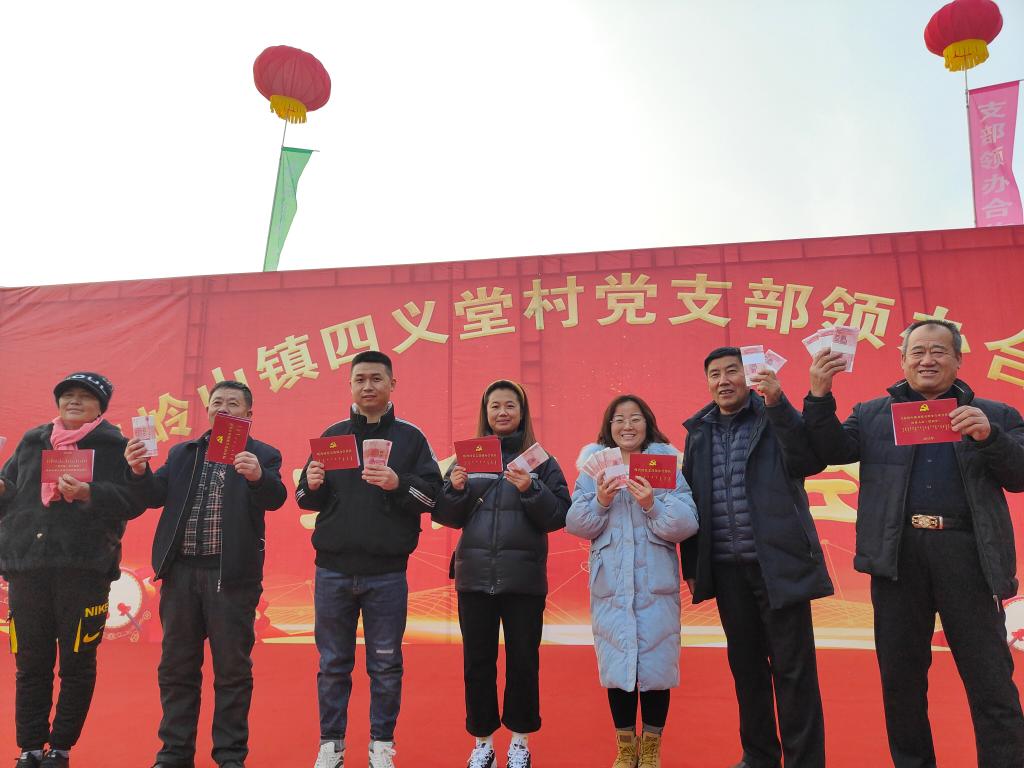 1月12日，四义堂村村民领取入股分红。新华社记者李云平 摄