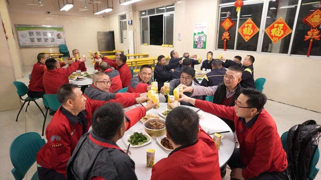 珍寶巴士公司員工圍在一起吃盆菜。受訪者供圖