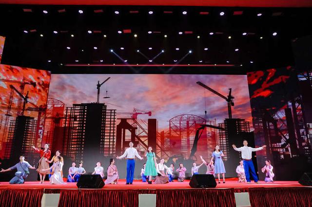中華全國總工會文工團送上新春下基層“文化大餐”——大型歌舞《奮鬥者之歌》。受訪者供圖