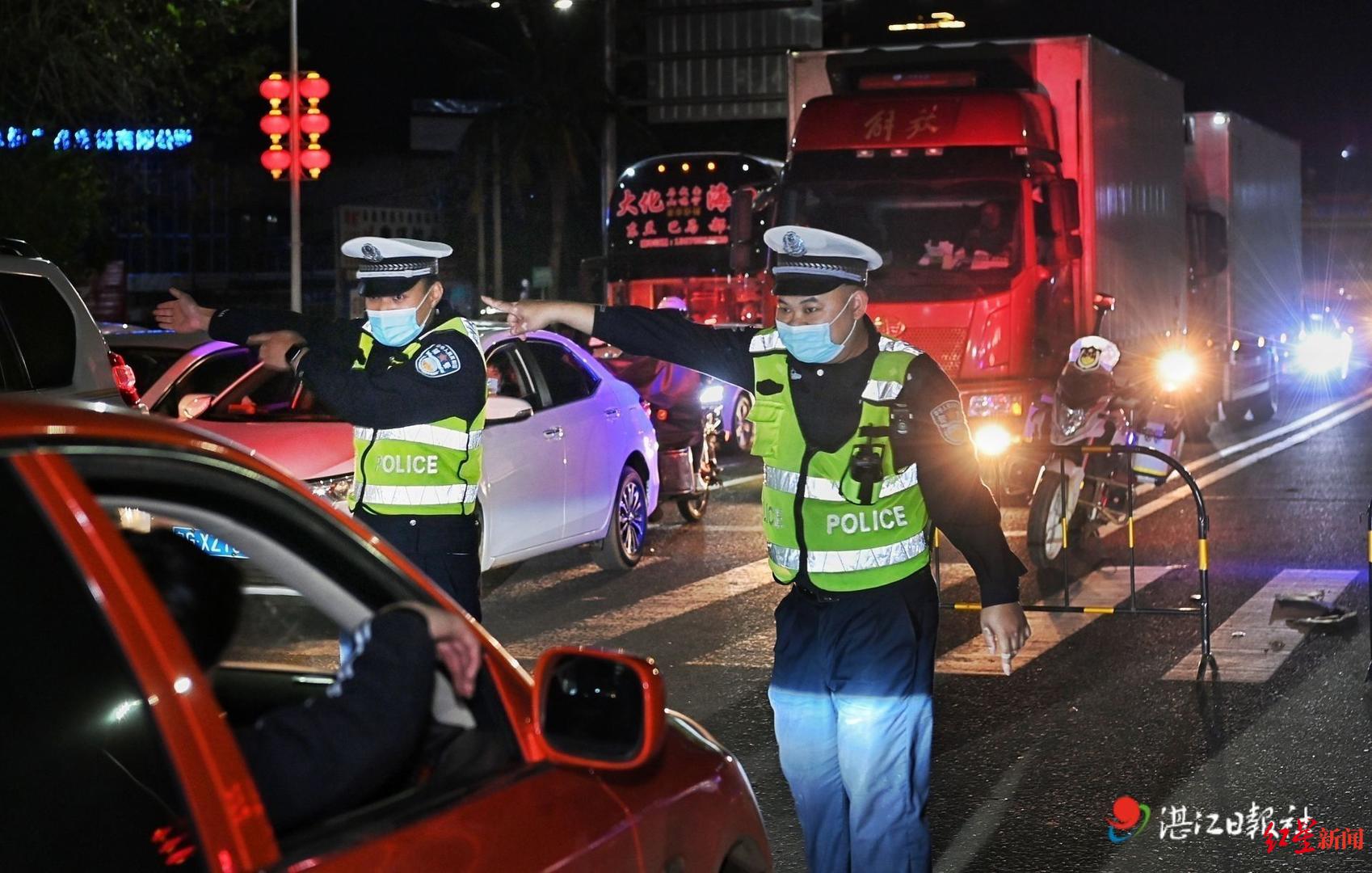 ↑徐闻交警疏导交通,图据湛江日报社