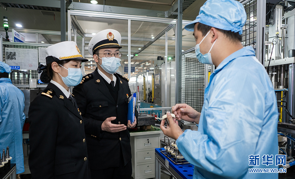图为武汉海关关员在外贸企业调研RCEP享惠情况。新华网发