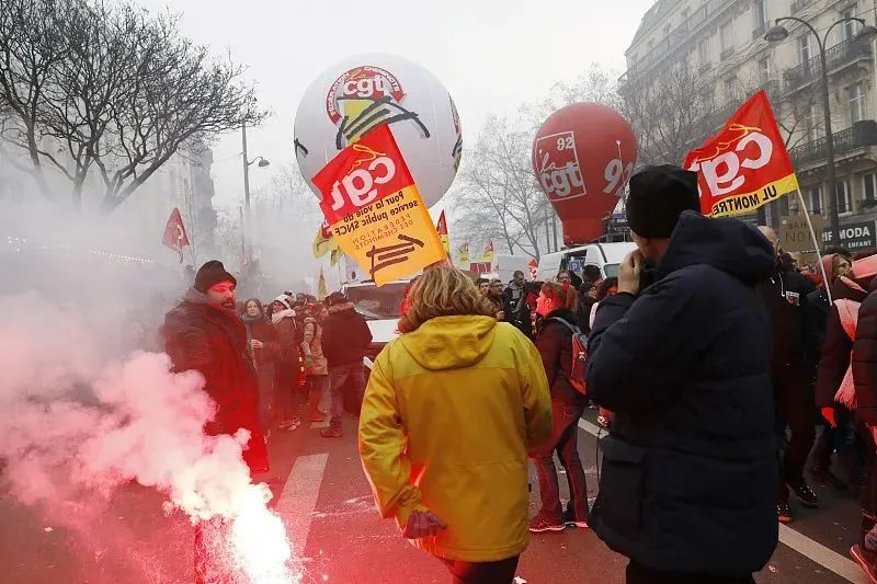 因为马克龙的这一决定 法国上百万人举行罢工
