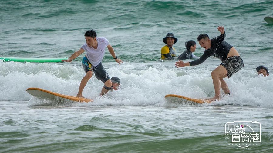 冲浪客“骑”着浪头飞快移动，在海天之间纵享运动的乐趣。海南日报记者 袁琛 摄