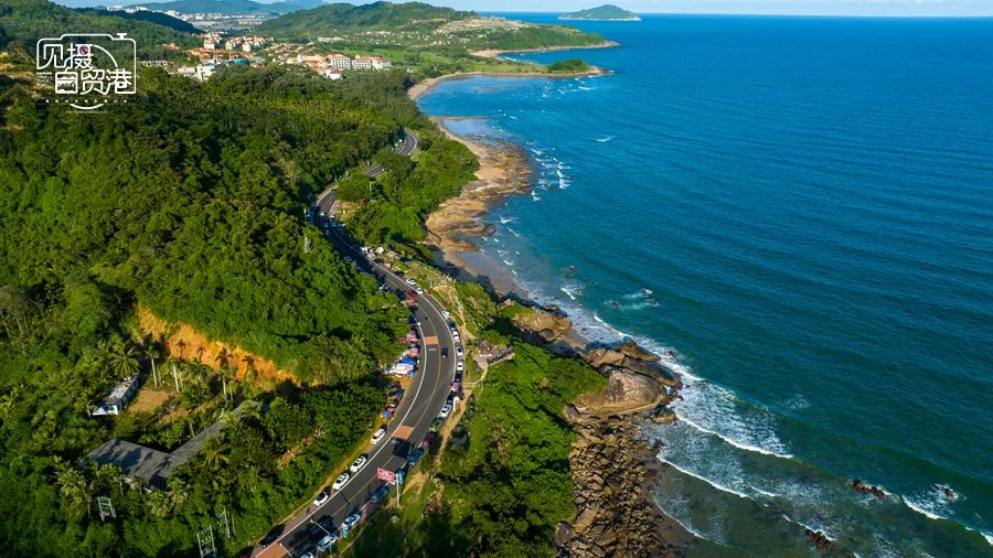 俯瞰海南环岛旅游公路的万宁石梅湾至大花角滨海旅游公路。海南日报记者 袁琛 摄