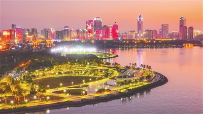 　　1月19日晚，海口市滨海大道楼宇的灯光秀点“靓”整个城市，处处洋溢着喜庆祥和的节日氛围。本报记者?张茂?摄