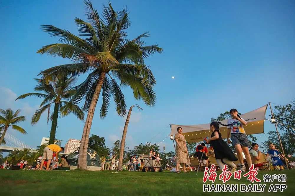 在海口湾，市民游客和家人朋友一起露营，享受户外野餐的乐趣。海南日报记者 王程龙 摄