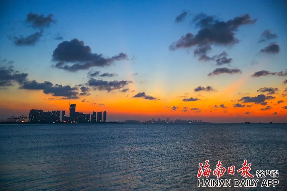 海口湾晚霞风景令人陶醉。海南日报记者 王程龙 摄