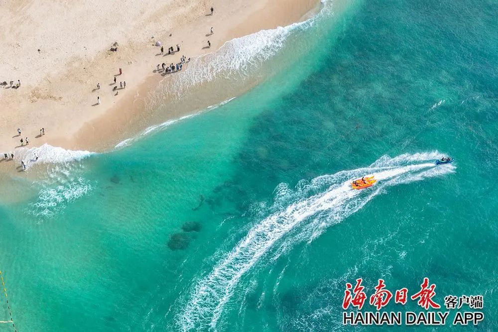 蜈支洲岛的阳光海岸、海浪沙滩等美景,让游客流连忘返。海南日报记者 王程龙 摄