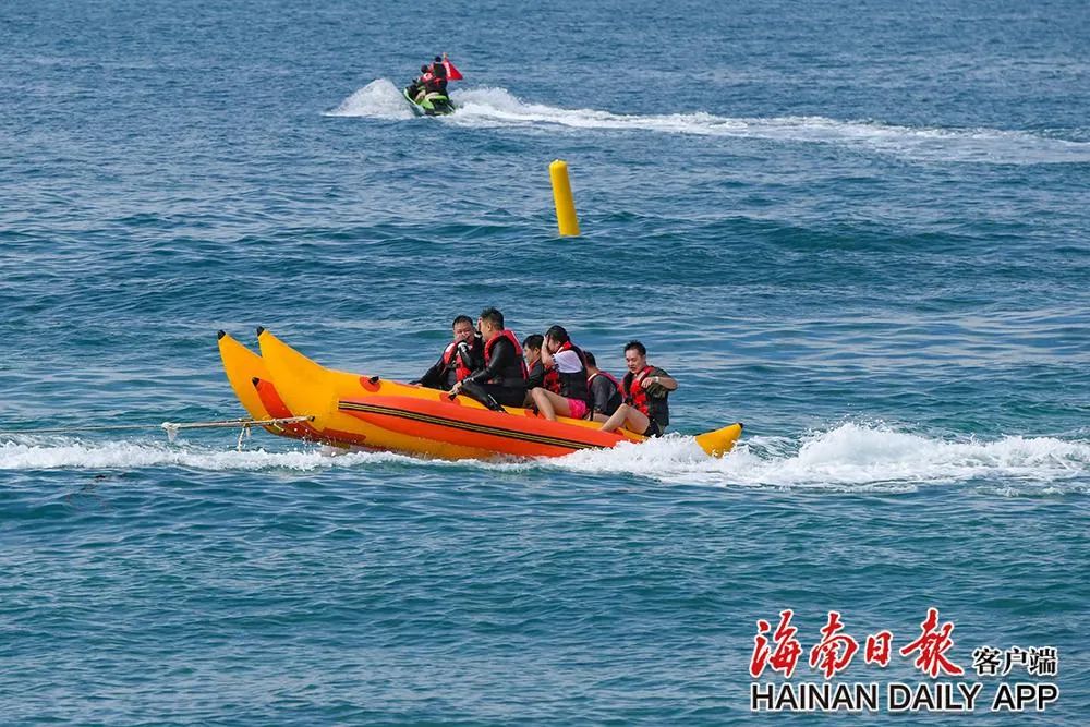 游客在三亚蜈支洲岛游玩。海南日报记者 王程龙 摄