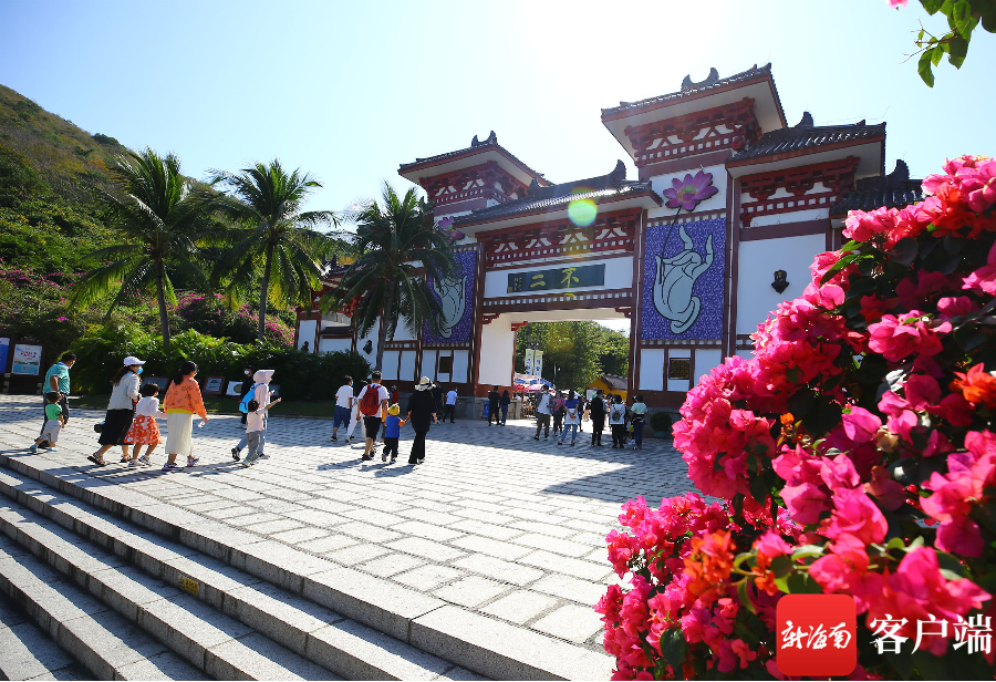 游客在三亚南山文化旅游区游玩。通讯员 陈文武 摄