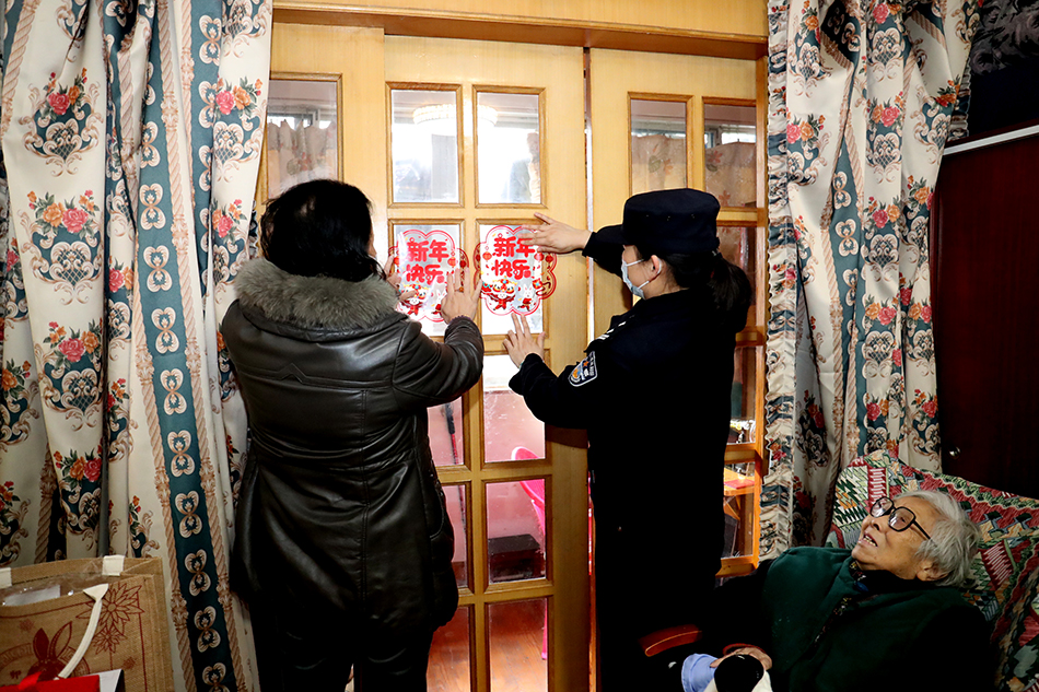 大年三十，民警封玉芳来到居民家中蹭团圆饭、睦邻里情。 本文图片均来自闵行公安