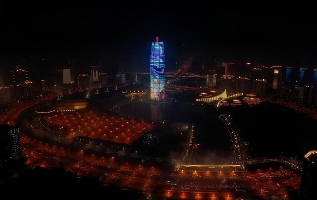 1月22日拍摄的郑州市郑东新区千玺广场灯光秀（无人机照片）。新华社记者 李嘉南 摄