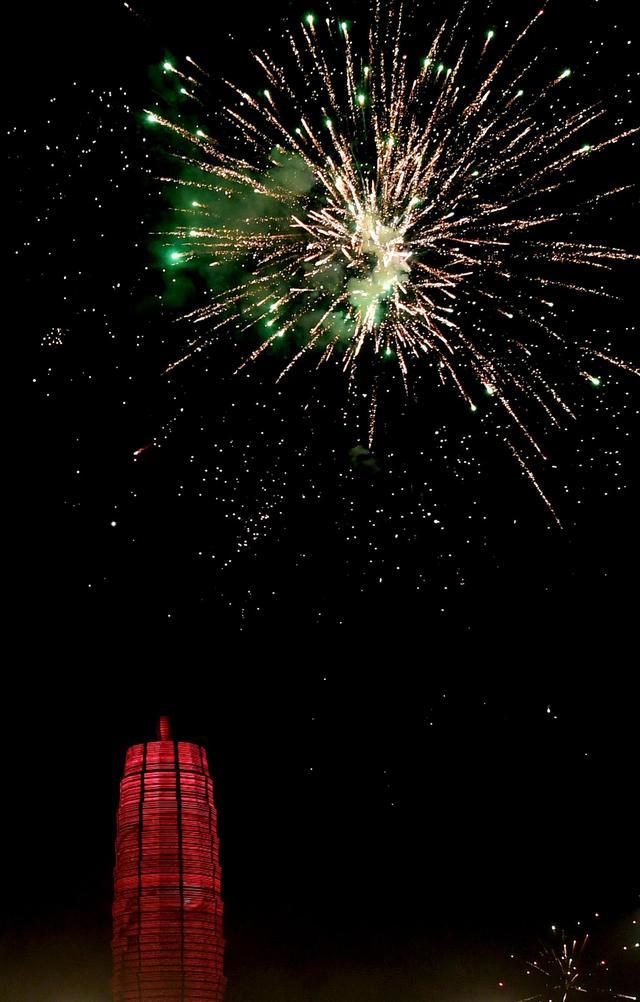 1月21日晚拍摄的郑州市郑东新区千玺广场灯光秀。新华社记者 李嘉南 摄