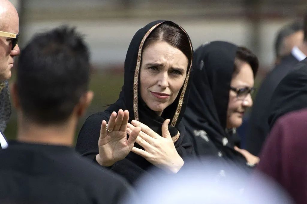  ▲当地时间2019年3月22日，新西兰克赖斯特彻奇，新西兰总理杰辛达·阿德恩在哈格利公园举行的周五集会祈祷后离开，并为两所清真寺大屠杀的受害者默哀两分钟。图/视觉中国