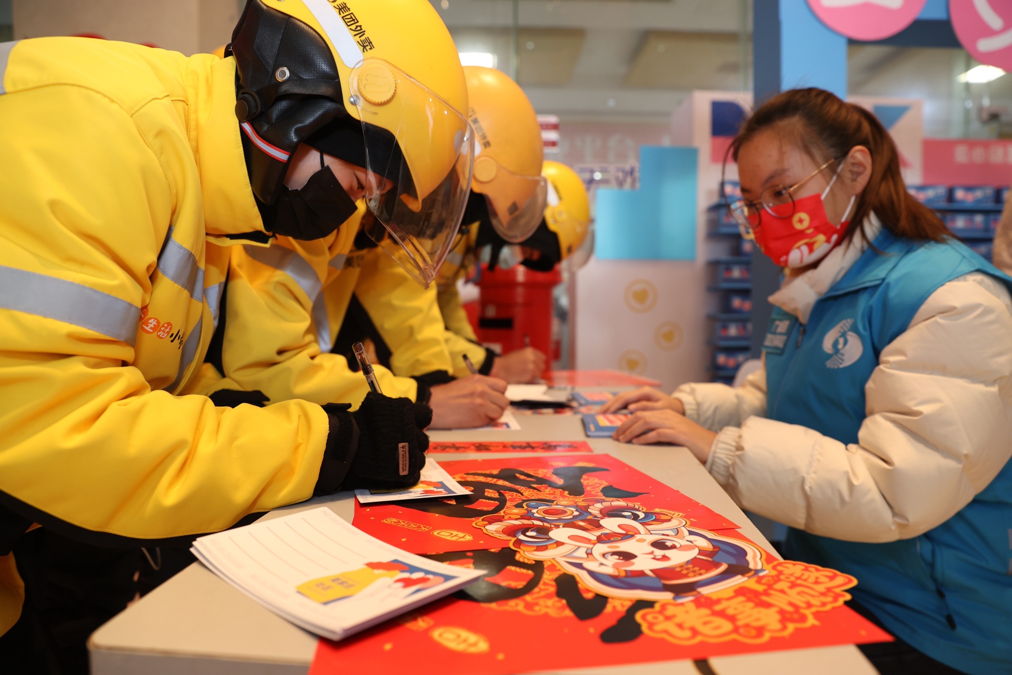 △2023年1月17日，江蘇無錫的外賣員在社區(qū)驛站給家人寫明信片。