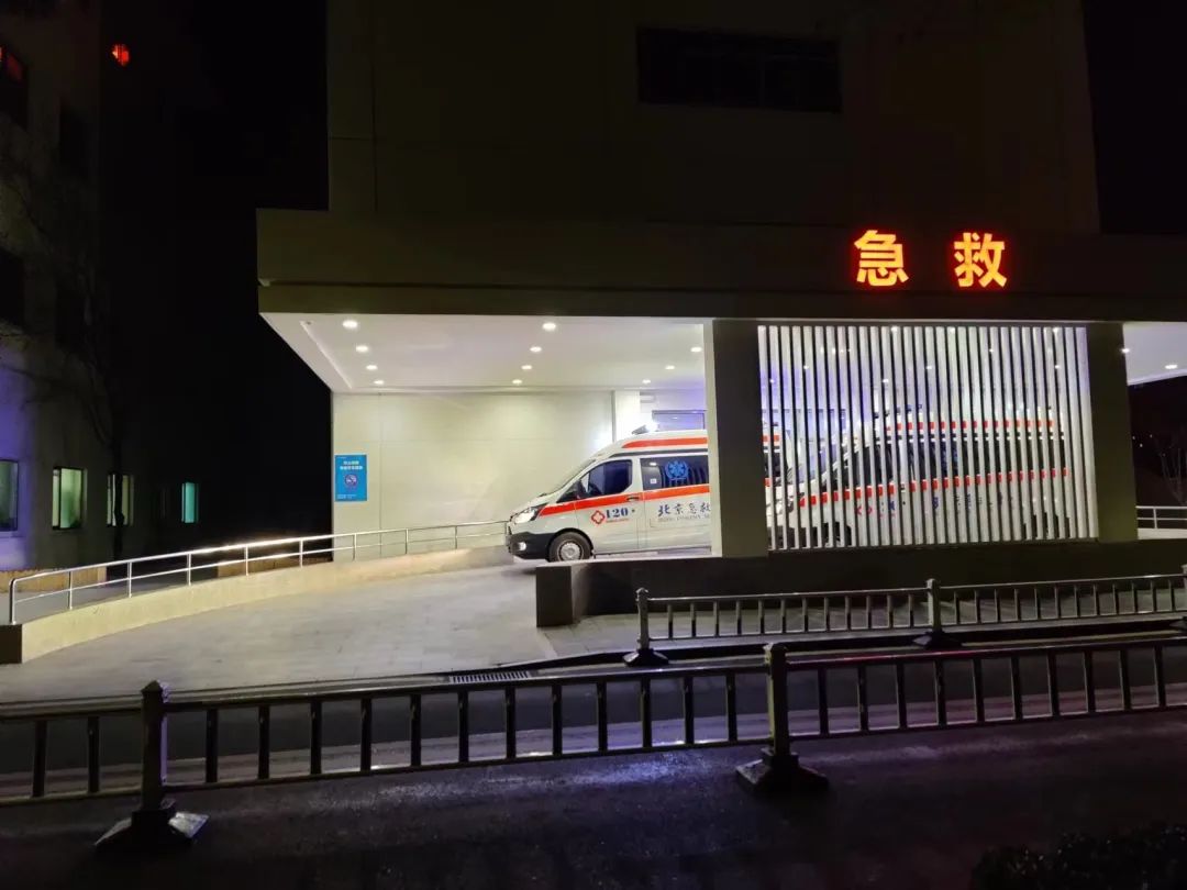 ▲1月22日零点一刻左右,急诊科门外又来了两辆救护车,分诊台的医务人员又开始忙活起来。新京报记者 吴小飞 摄