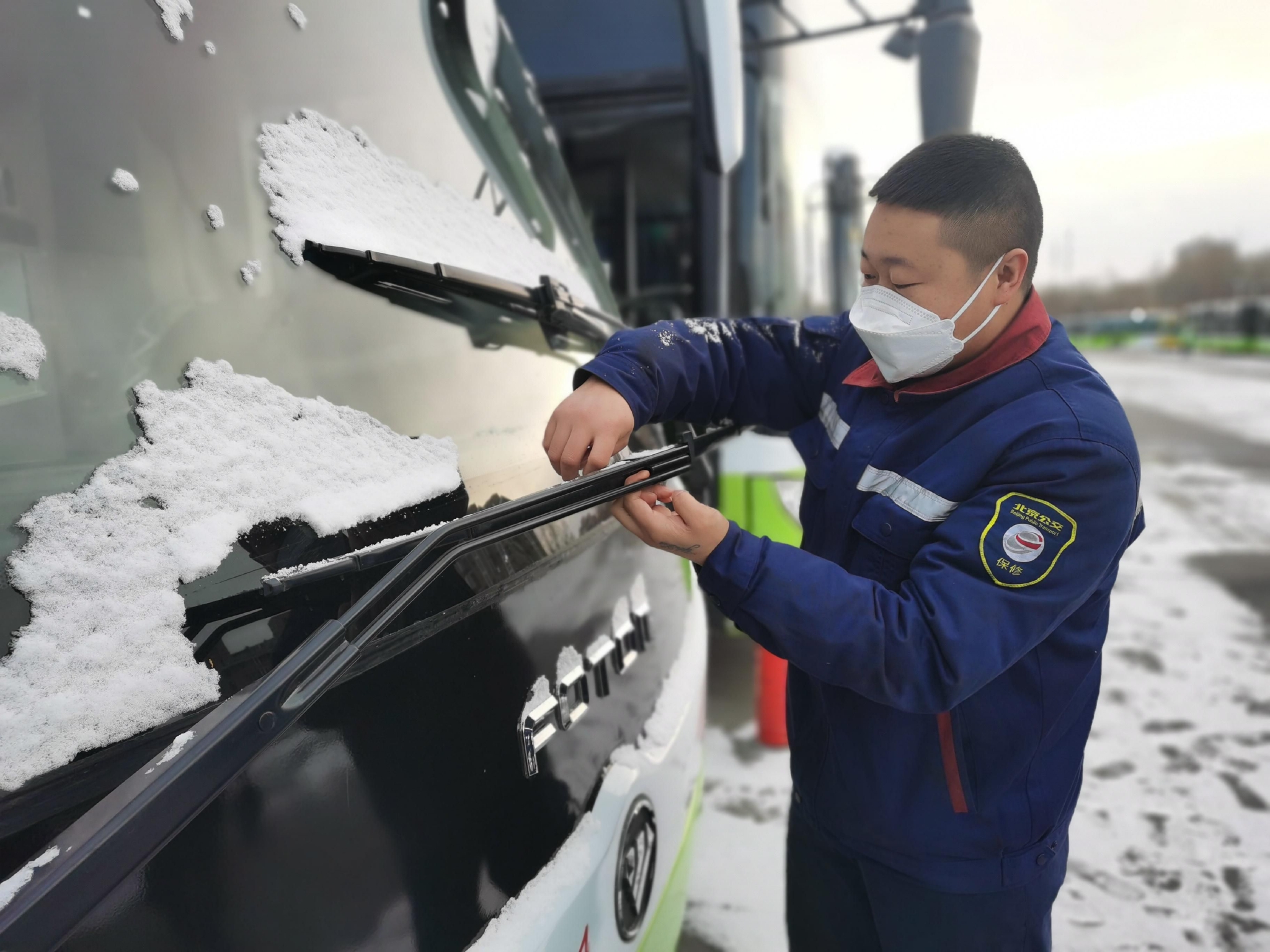 1月23日，北京公交集团保修分公司工作人员排查车辆降雪期间隐患，夯实安全营运。图源：北京公交集团保修分公司