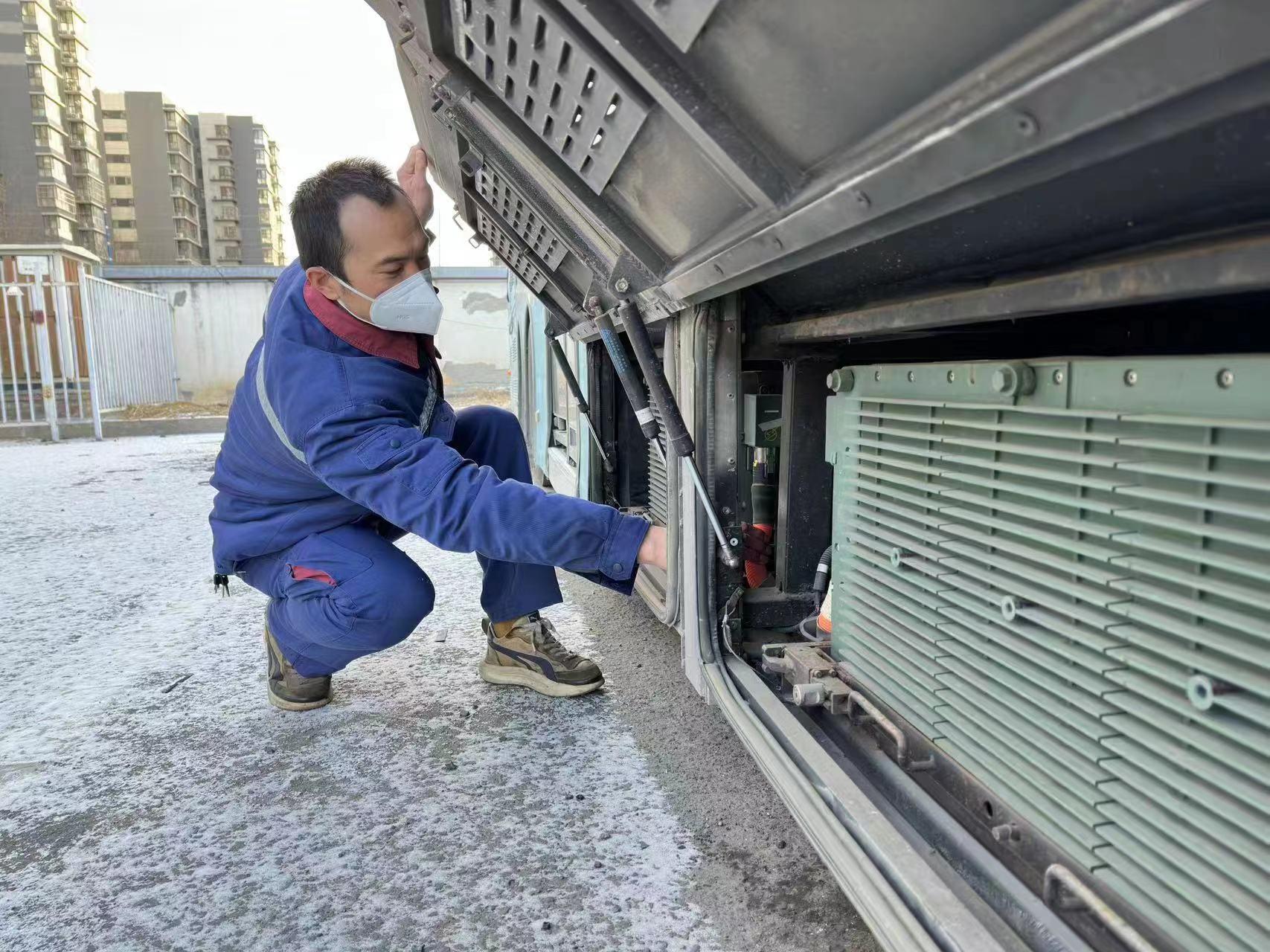 1月23日，北京公交集团保修分公司迅速启动降雪应急保障预案，对车辆巡检。图源：北京公交集团保修分公司
