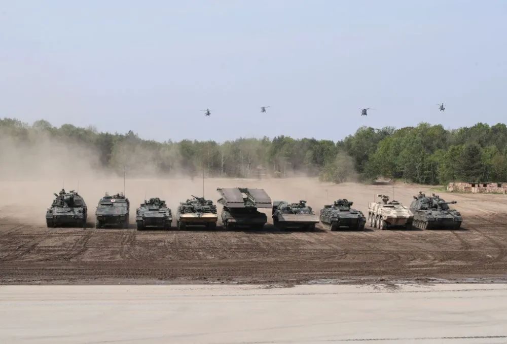 2019年5月20日，在德国蒙斯特，北约快速反应部队装甲车及直升机参与演示。新华社记者 单宇琦 摄