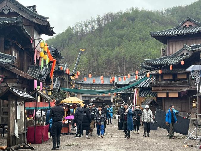 2023年春节期间,多个剧组正在横店继续拍摄。(受访者供图)