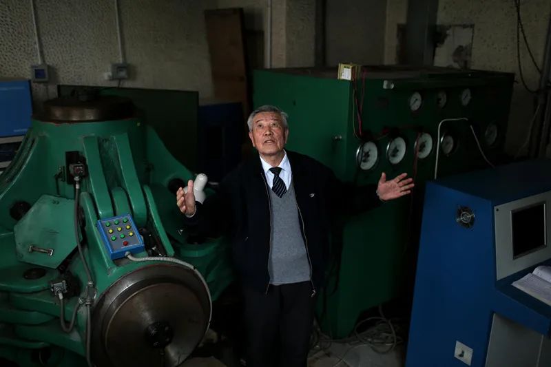赵忠贤在中科院物理研究所介绍旧实验室。图源:新华社