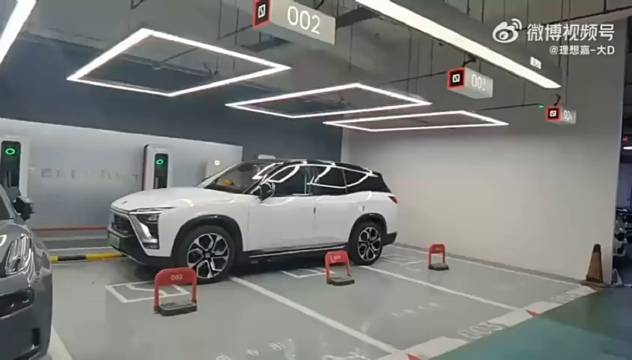 近日有网友拍摄视频反映称，有蔚来车主在极氪充电桩充电时……