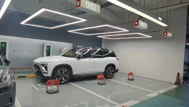 蔚来车主占三个车位充电引争议