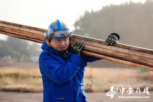 高山在参加合肥市蓝天救援队地震科目的学习(资料图)