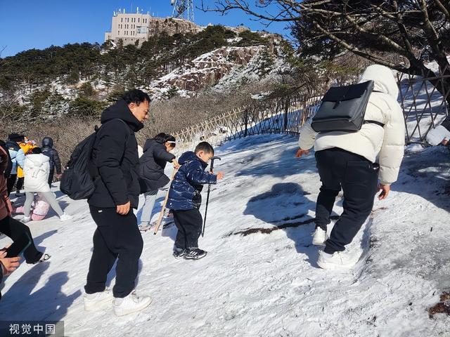 2023年1月25日，安徽黃山，遊客在雪中玩耍。視覺中國 圖