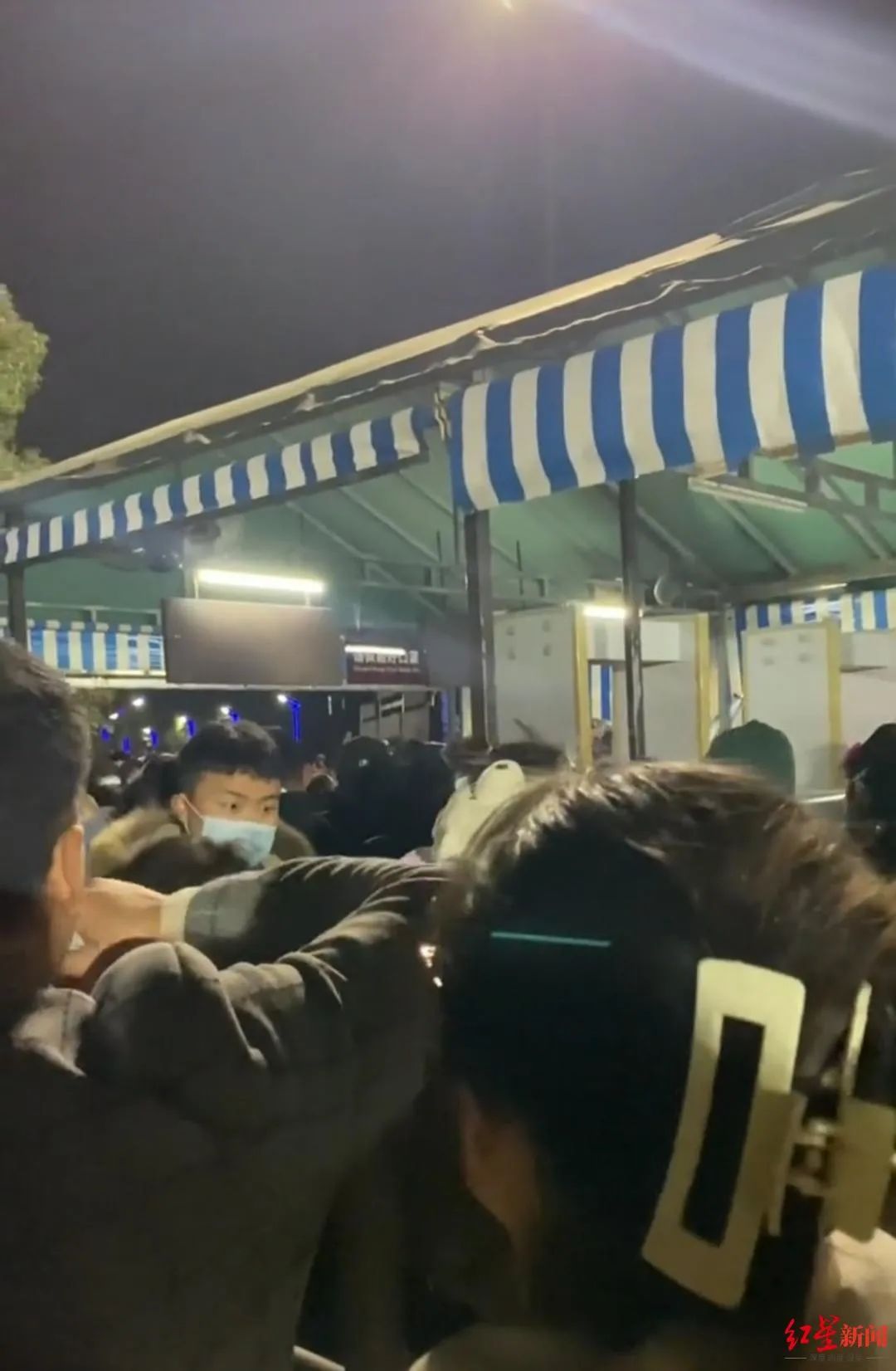 现场游客排队下山。图据游客所发视频截图