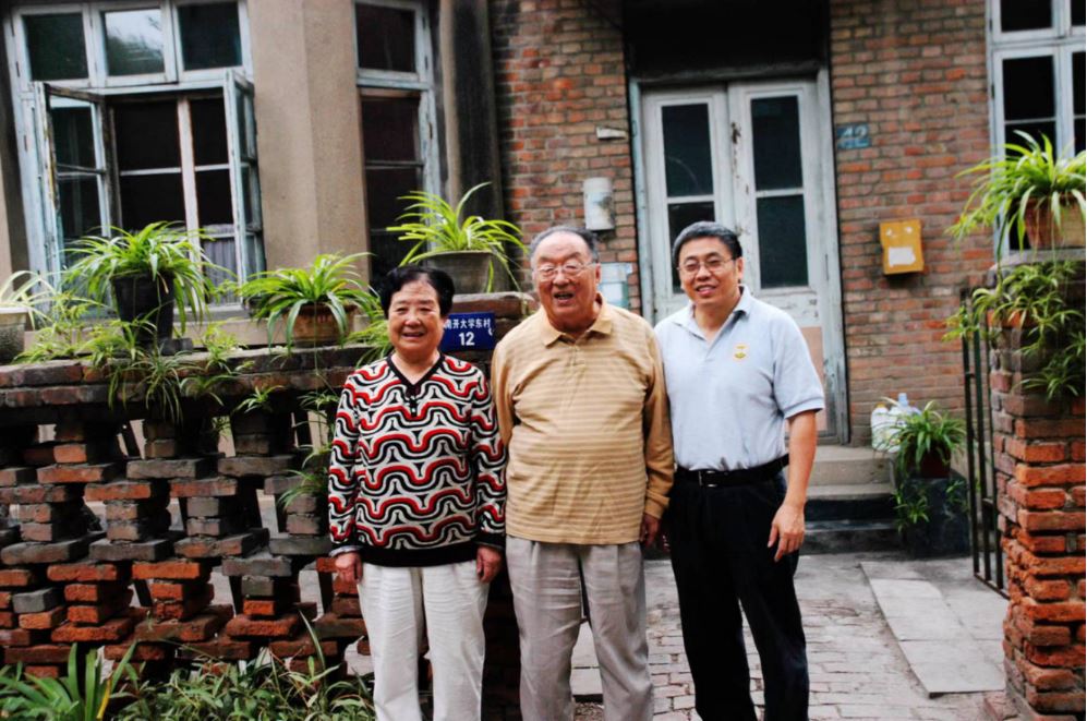 作者与郑克晟先生(中)与其夫人傅同钦(左)合影