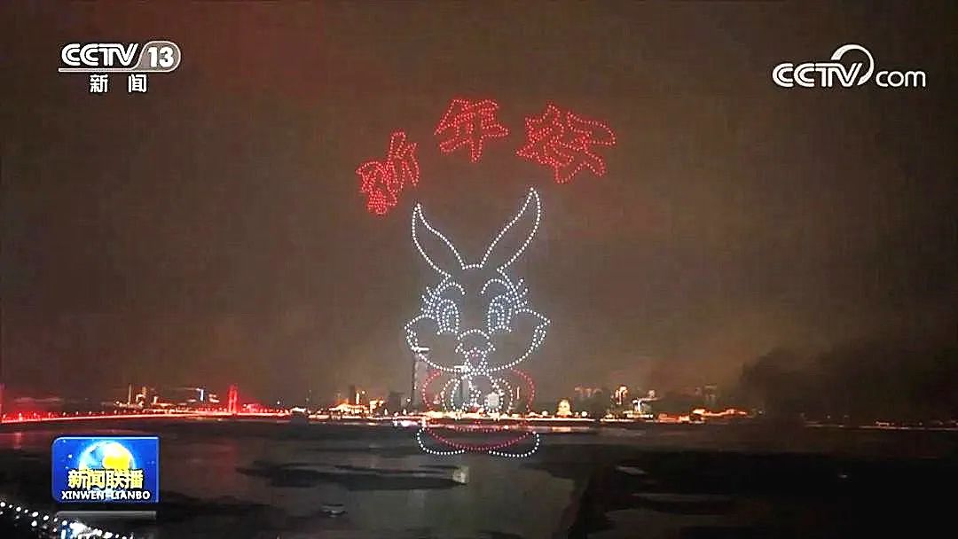 △图为南昌市迎春烟花晚会现场,烟花与无人机表演