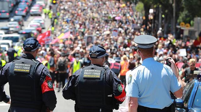 数千名澳大利亚人在国庆日举行集会，以声援该国原住民