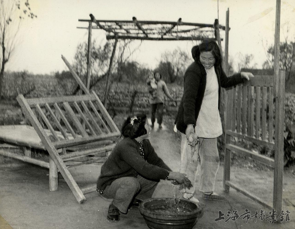 1950年代上海東郊西浦社居民在打掃清潔(上海市檔案館藏)