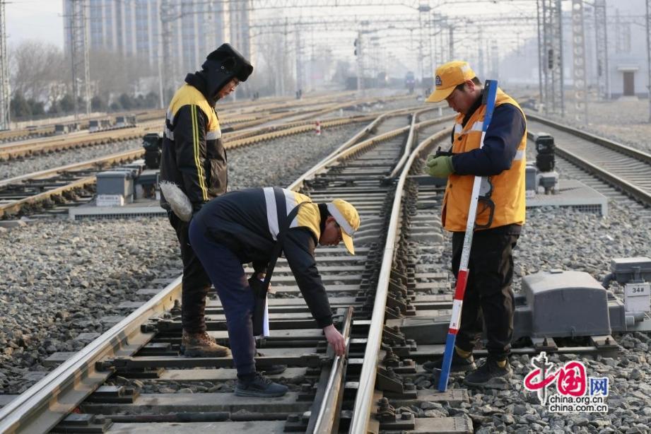 新春走基层 | 宝塔山下的春运“守护者”2 新春走基层 | 宝塔山下的春运“守护者”