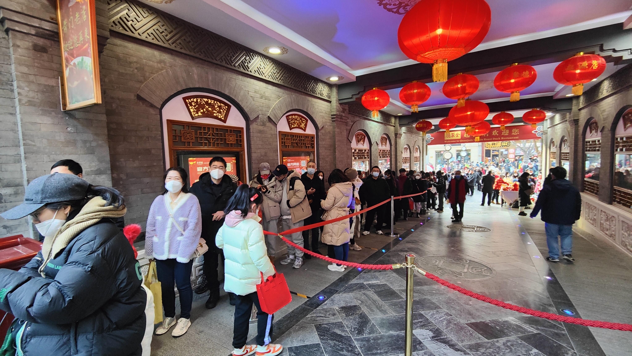 旅游市场回暖,让北京景点周边的餐饮销售出现大幅增长,全聚德前门店春节7天假期排队等位发号超过7000号。受访者供图