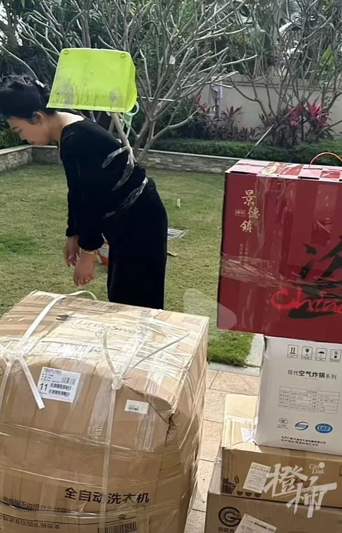 离开三亚前,妈妈舍不得扔掉扫帚簸箕,用不干胶粘在背上