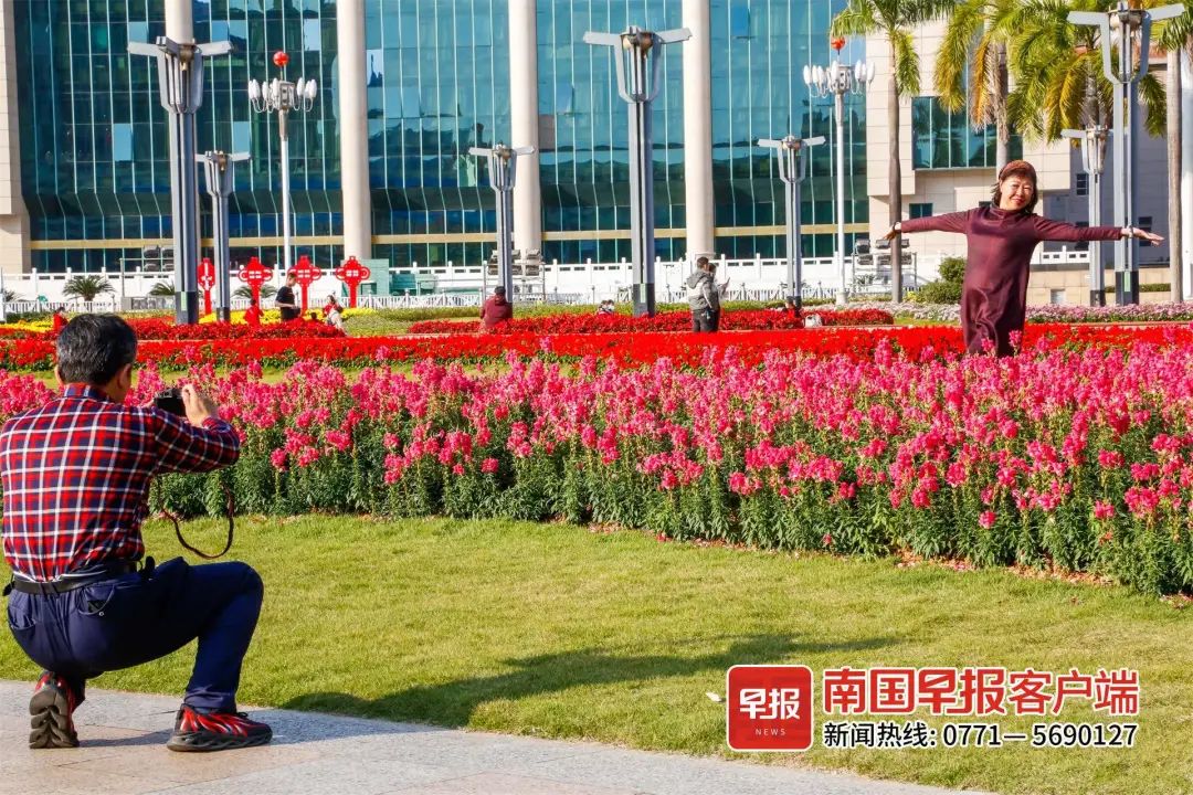 ▲1月28日,市民趁着光线好出来拍美照。