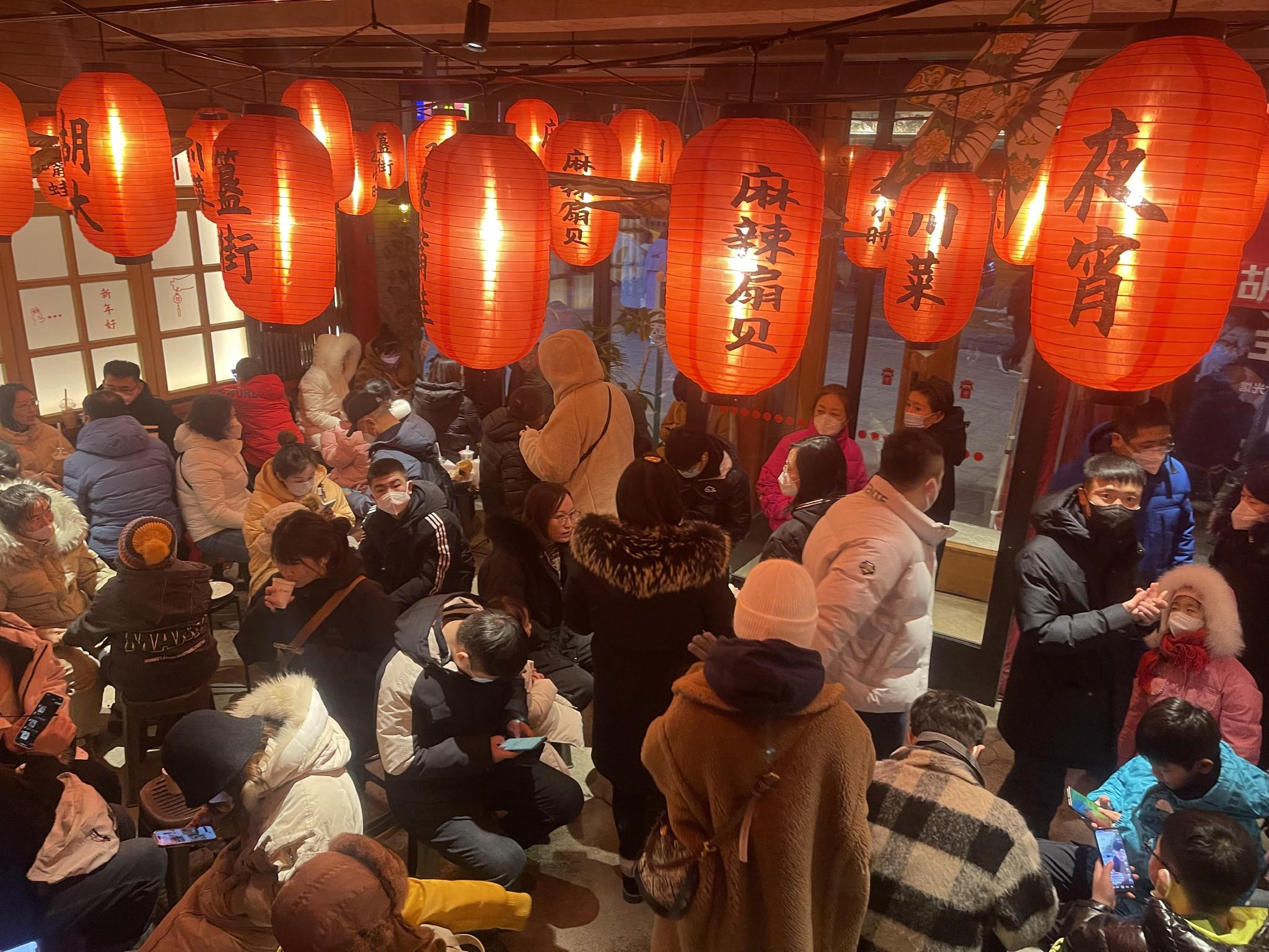春节假期期间,胡大饭馆客流较去年同期增长86%。夜宵时段依然有很多食客排队等位。受访者供图